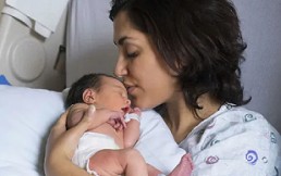 Parto Lotus: La tendencia de mantener a los recién nacidos unidos a la placenta