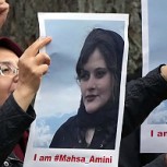Muerte de mujer que fue arrestada por la policía religiosa de Irán genera masivas protestas locales