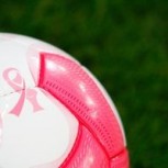 Equipos de fútbol se la juegan con camisetas rosadas para prevenir el cáncer de mama