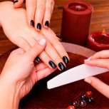 Alerta en salones de belleza: ISP retira esmaltes en gel por riesgo de cáncer y daño hormonal