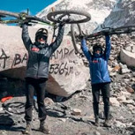 Historia pura: Dos chilenas se convirtieron en las primeras mujeres en llegar en bicicleta al campo base del Everest