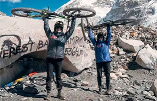 Historia pura: Dos chilenas se convirtieron en las primeras mujeres en llegar en bicicleta al campo base del Everest