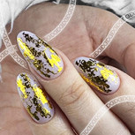 Uñas foil: La tendencia metálica que revoluciona la manicura en Chile