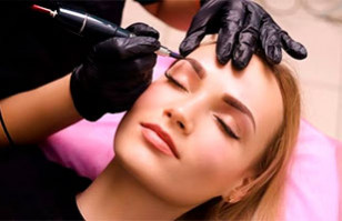 Maquillaje permanente; Estudio estadounidense advierte sobre los riesgos de esta práctica