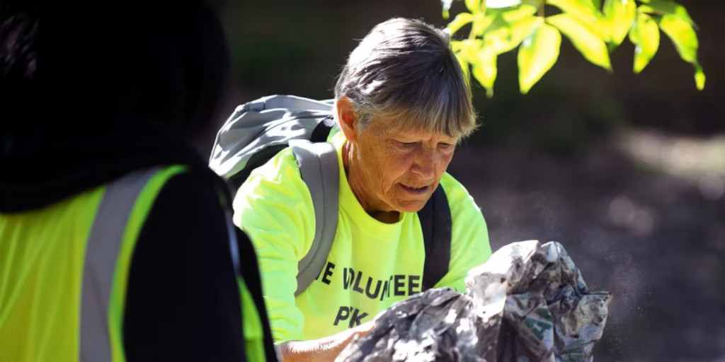 Mujer recoge basura mientras camina
