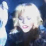 Rihanna desató su furia contra un fan: Lo golpeó con un micrófono