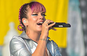 Lily Allen sufre topless involuntario: ¿Descuido sobre el escenario