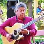 New York Post destaca a chileno que toca con la guitarra en la espalda: Lo comparan con Jimi Hendrix