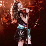 Thalía se lanzó al público, fue profusamente manoseada y regresó casi desnuda