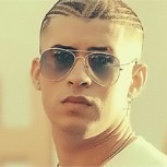 Bad Bunny sufre terrible caída durante show y es retirado en ambulancia: Impactante video