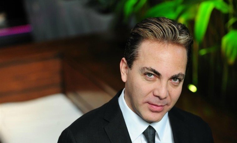 Cristian Castro se quitó la camiseta en un concierto y ...