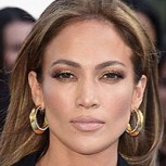 Jennifer López fue captada con un inmaculado traje blanco y braless