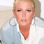 Xuxa, a los 58, posa disfrutando de las playas de Brasil