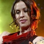 Alanis Morissette contó que sufrió una violación múltiple en su adolescencia: “Eran todos pedófilos”