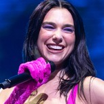 Dua Lipa y el vestido “llamarada” que causó admiración entre sus fans