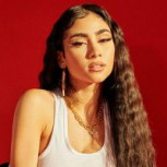 Pintura Paloma Mami: Cantante posó junto a obra que la reproduce con notable parecido
