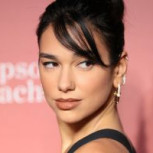 Dua Lipa posa con vestido que le hace ver muy sofisticada