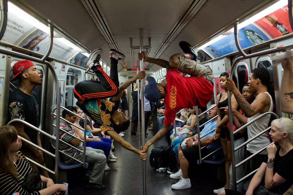Una de las cosas que no quieres escuchar en el metro en NYC: "It's showtime!" Foto: nytimes.com