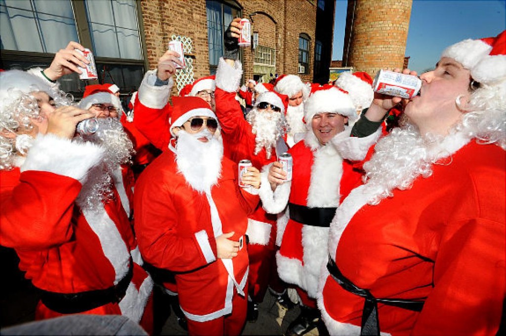 Miles de Neoyorkinos salen a celebrar Santa-Con. Resultado? Muchos Santa Claus borrachos por la ciudad. Foto: nydailynews.com
