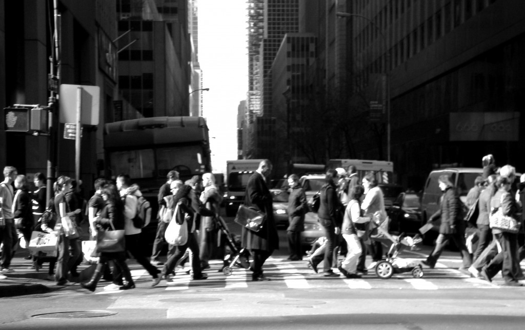 Gente caminando a 100 km/hr en todo momento en NYC.