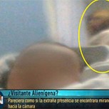 ¿Un alien visitando a un recién nacido? Extraña fotografía dispara debate