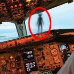 Tripulantes de avión comercial aseguran que casi chocan con un “humanoide volador”
