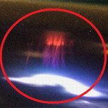 Fenómeno: ¿Qué es este destello rojo fotografiado desde la Estación Espacial Internacional?