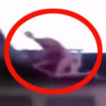 Supuesto alien es grabado sobre el techo de una casa: ¿Verdad o engaño?