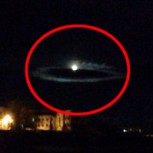 Misterioso OVNI con forma de anillo luminoso asombra a Rusia