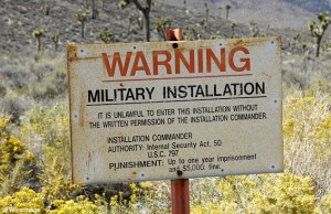 Foto: Éste es el actual letrero que recibe a los merodeadores del Área 51. /dailymail.co.uk