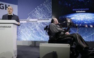 Foto: Yuri Milner junto a Stephen Hawking. /entornointeligente.com