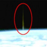 Video: Creen que un OVNI fue “atacado” en el espacio por un rayo proveniente de la Tierra