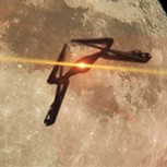 ¿Flota de ovnis emergiendo de la Súper Luna? Vea acá fenómeno que se volvió viral