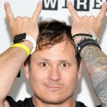 Ex guitarrista de Blink 182 pide dinero para construir un OVNI y asegura que sabe cómo hacerlo