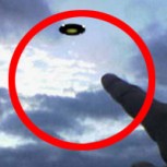 Pasajero de avión comercial graba varios ovnis y le piden que interrumpa el video