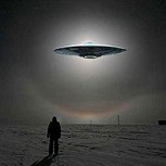 Graban a supuesto OVNI luminoso aterrizando detrás de una montaña en Estados Unidos