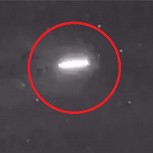 OVNI brilloso y lento es grabado en medio del paso de las “Perseidas”