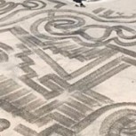Aparece misterioso dibujo en una playa en México y su descubridora cree que fueron los extraterrestres