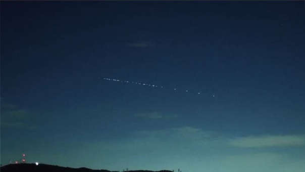 Foto: Así se ven los satélites de Space X desde tierra. /rpp.pe