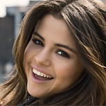 Con The Weeknd de gira, Selena Gomez es detectada besando a compañero de elenco: ¿Solo ficción?