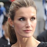 La Reina Letizia saluda a invitados al Palacio de Madrid y sorprende con brazo musculoso