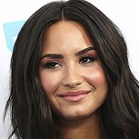 Demi Lovato posa para los paparazzis en modo braless: Provocador look en alfombra roja