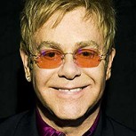 Sir Elton John es llevado en andas para poder subirlo a un bote: Difícil momento para sus guardespaldas