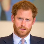 Príncipe Harry sorprende al asistir a evento con un agujero en la planta de su zapato