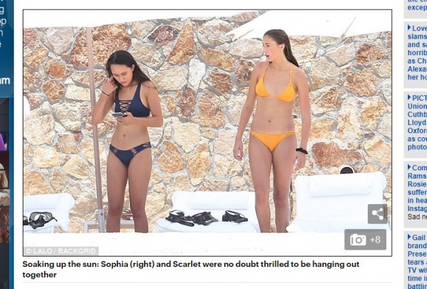Scarlet a la izquierda y Sophia a su derecha, intentando combatir el calor de las playas mexicanas / Captura www.dailymail.co.uk