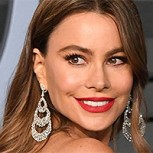 Sofía Vergara sorprende con ceñido vestido rojo y abrigo de leopardo en una gala