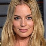 Margot Robbie causa sensación con vestido de seda blanco en proyección de la cinta “Las Dos Reinas”