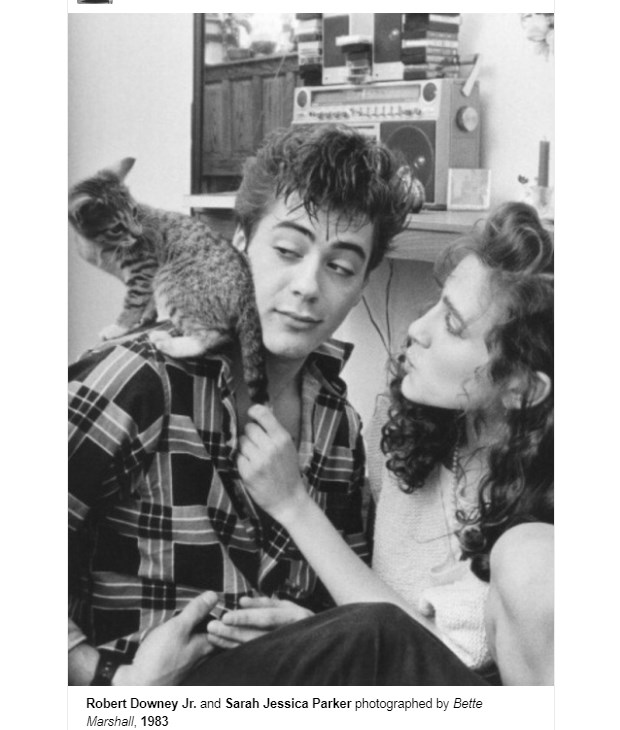 Robert Downey Jr. y Sarah Jessica Parker, fotografiados en 1983 / Captura genial.guru