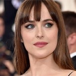 Dakota Johnson fue captada en la Met Gala 2019 y brilló con un vestido rojo y púrpura que incluyó una corona