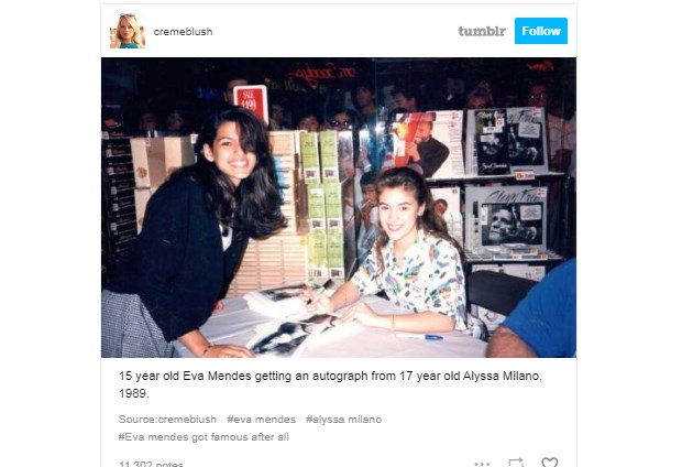 La actriz y modelo estadounidense de ascendencia cubana Eva Mendes (izquierda) le pide un autógrafo a Alyssa Milano (derecha) en 1989.